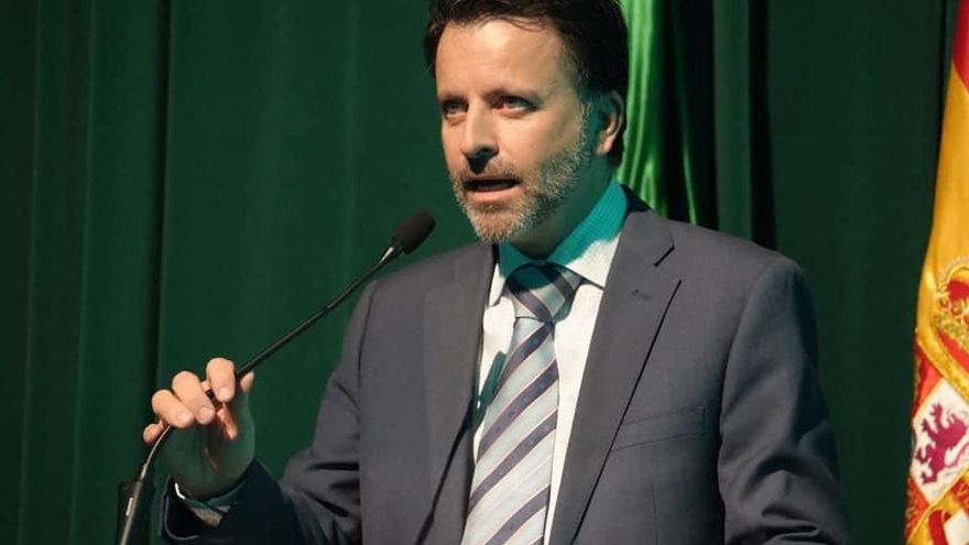 La Junta de Extremadura saca a los escritores del acto del Día del Libro y pone a altos cargos del PP