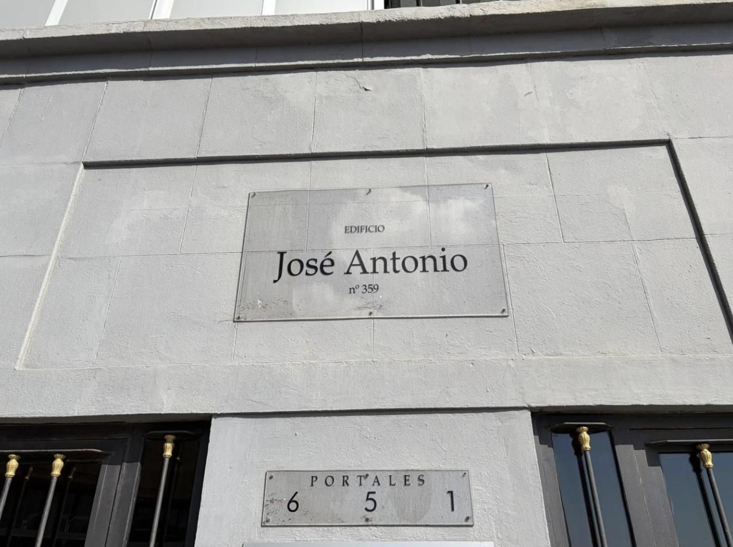 La fachada principal del edificio José Antonio con su placa y una perspectiva de sus dimensiones, las que en los sesenta lo condujeron a llevar el nombre de Casa del Coño.