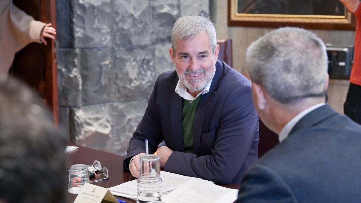 El presidente canario, Fernando Clavijo se reúne con los portavoces parlamentarios para debatir el llamado 'Decreto Canarias'.
