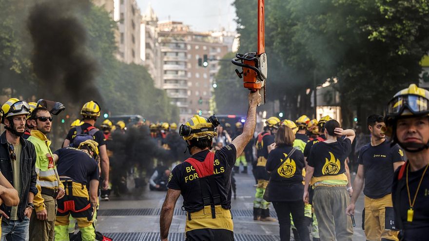 La política valenciana de PP y Vox contra incendios en año de sequía grave: menos fondos y precariedad para los bomberos