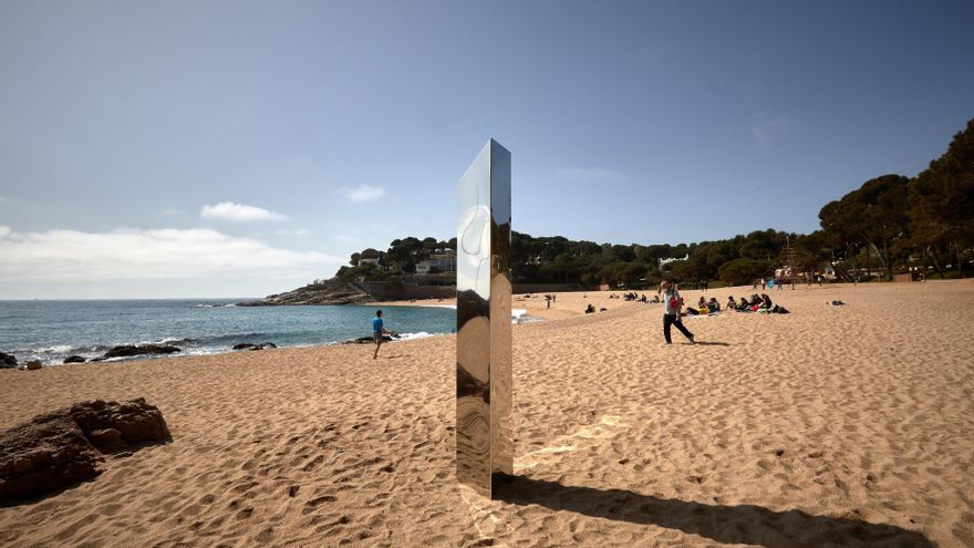 Aparece en una playa de la Costa Brava un monolito metálico parecido al de Utah