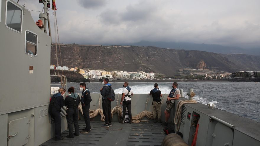 La lancha en su trayecto de regreso a Tazacorte tras desembarcar a seis agricultores en Puerto Naos.