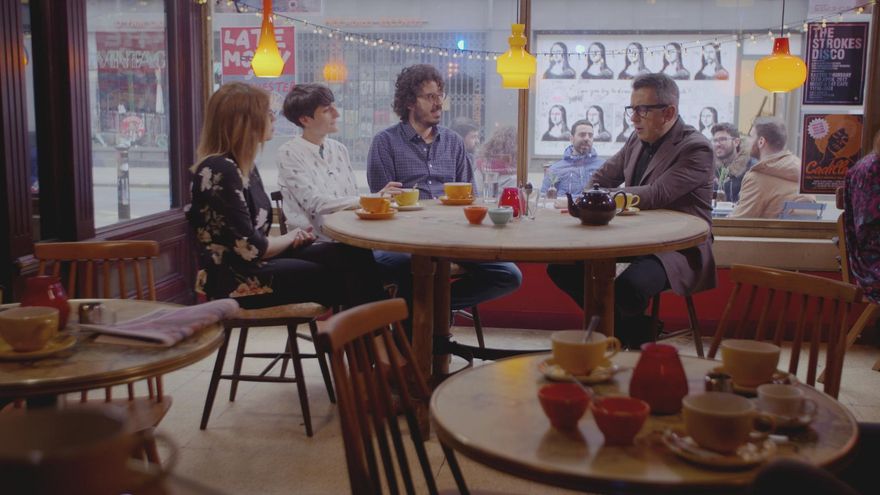 Buenafuente entrevistando a los jóvenes de Manchester