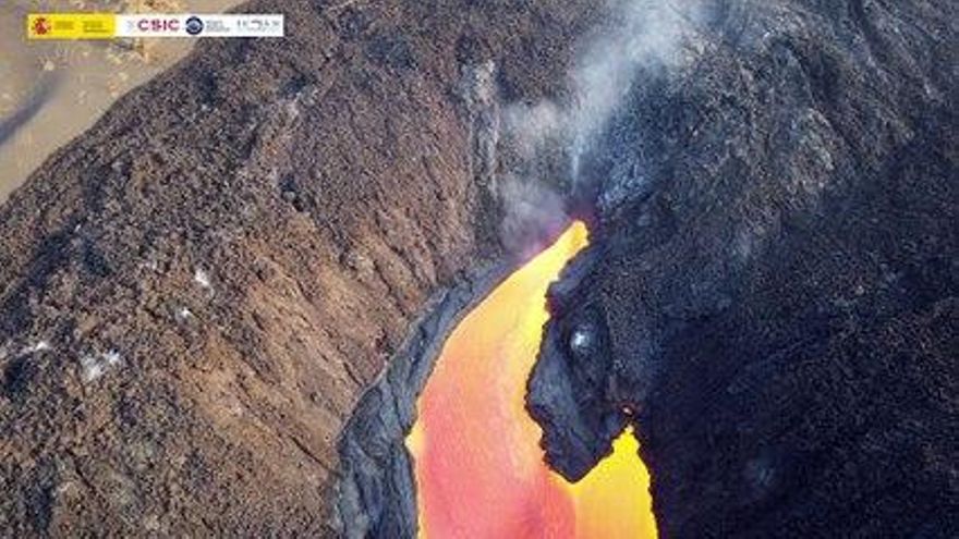 Un sobrevuelo con dron muestra de cerca cómo manan ríos de lava de una de las bocas del volcán de La Palma