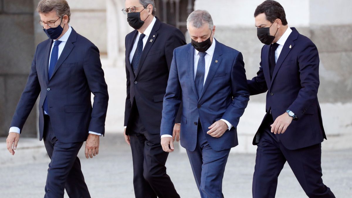 (I-D) El presidente de la Xunta de Galicia, Alberto Núñez Feijóo; el presidente de la Generalitat, Quim Torra; el lehendakari del Gobierno Vasco, Iñigo Urkullu; y el presidente de Andalucía, Juanma Moreno, a su llegada a la ceremonia de Estado para homena