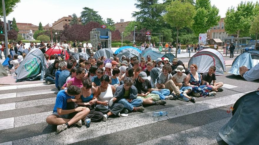 Estudiantes acampados en la Universidad Complutense de Madrid protestan este jueves.