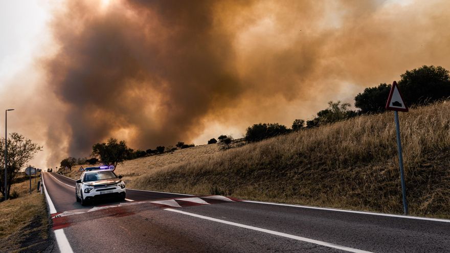 Un vehículo de la Guardia Civil circula cerca del fuego en San Martín de Valdeiglesias (Madrid).