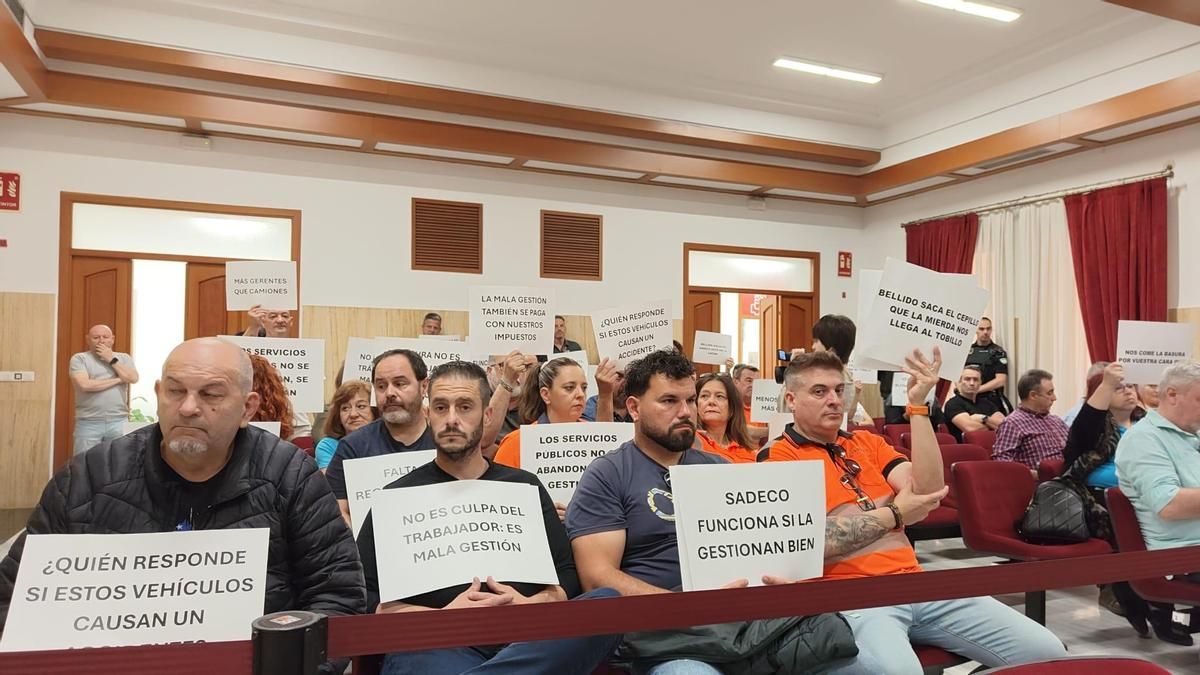 Trabajadores de Sadeco con pancartas en el Pleno de este jueves 14 de mayo.