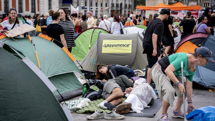 Numerosas personas se concentran en tiendas de campaña para exigir la aprobación de un decreto sobre vivienda, en la Puerta del Sol, a 27 de septiembre de 2026, en Madrid (España). A. Pérez Meca / Europa Press