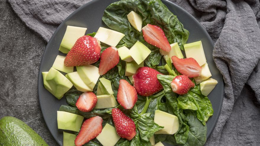 Las fresas le aportan un punto de dulzor a la ensalada