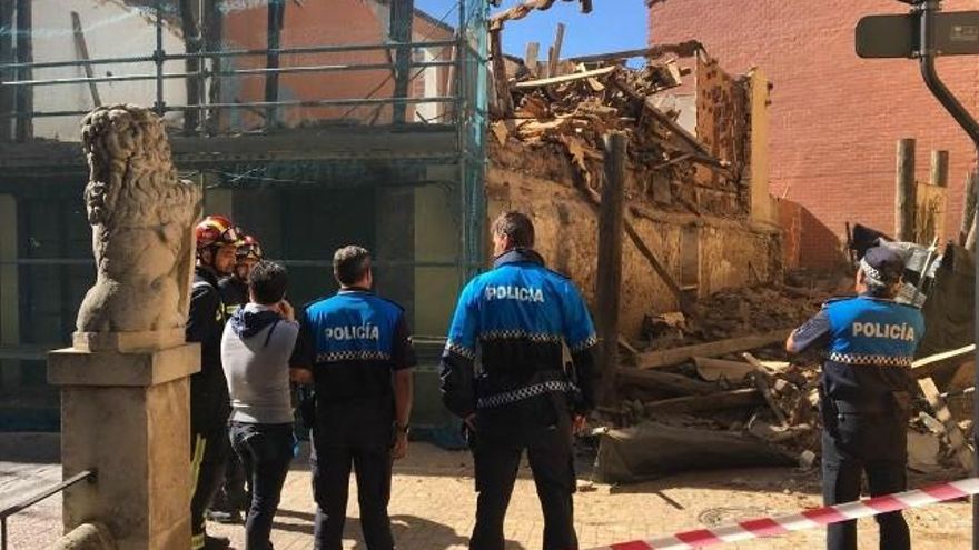Policías y bomberos inspeccionando el peligroso derrumbe de finales de septiembre.
