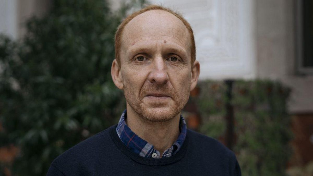 Daniel Gamper, filósofo: "A los gobiernos les interesa que la gente obtenga descargas constantes de dopamina"