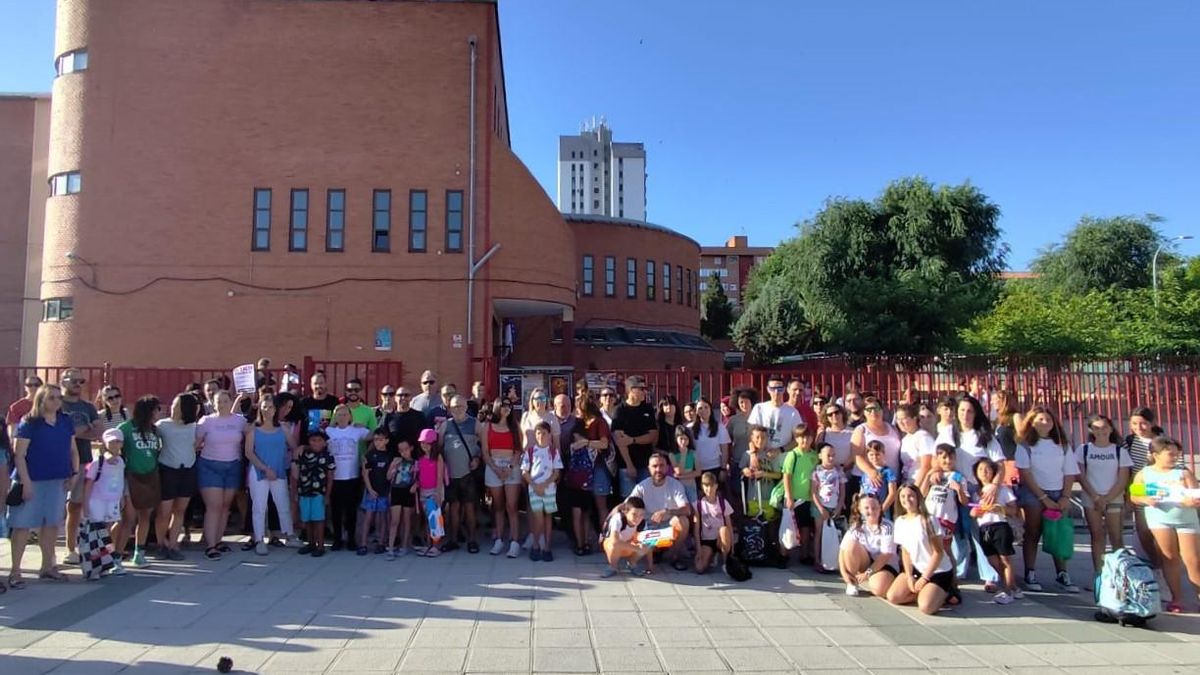 Concentración a las puertas del CEIP Rosa Parks en Toledo, para reclamar la climatización de las aulas