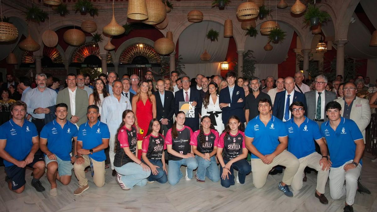 Foto de familia de la presentación de la Memoria 2025