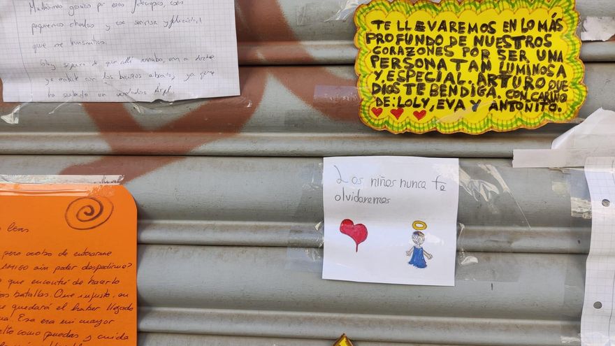 Dibujos y cartas colocadas de forma espontánea en la puerta de este comercio