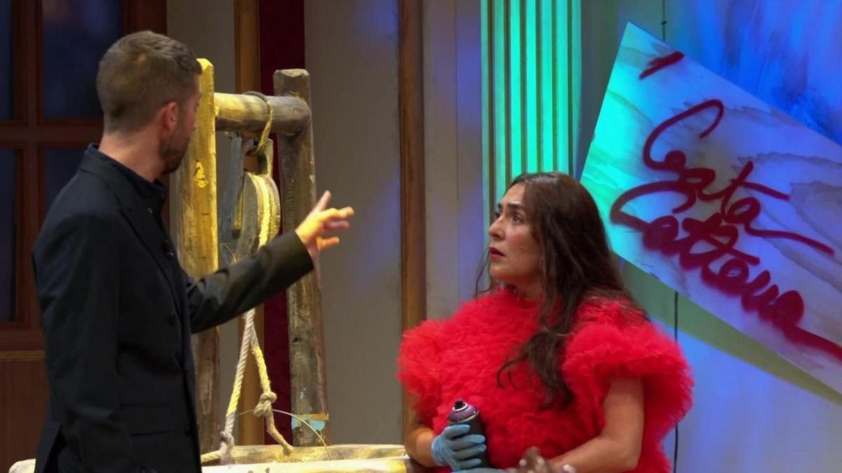 Broncano muestra a Candela Peña el grafiti de Gata Cattana en 'La Revuelta'
