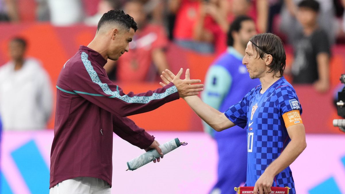 Los capitanes de Portugal y Croacia, Cristiano Ronaldo (41) y Luka Modrić (40), se saludan antes del encuentro entre ambos de dieciseisavos de final.