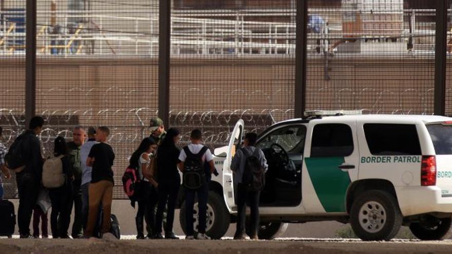 Un grupo de migrantes centroamericanos son detenidos por la patrulla fronteriza en Ciudad Juárez (México).