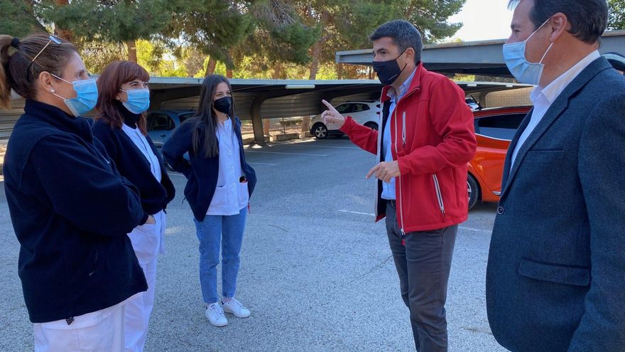 Carlos Mazón (en el centro) y Juan Bautista Roselló (derecha) en la visita al hospital alicantino Doctor Esquerdo.