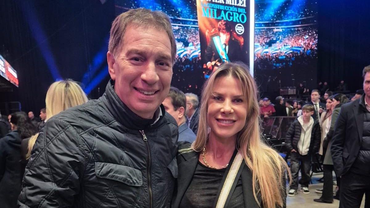 Karen Reichardt junto a Diego Santilli en la presentación del libro de Javier Milei en el Movistar Arena.