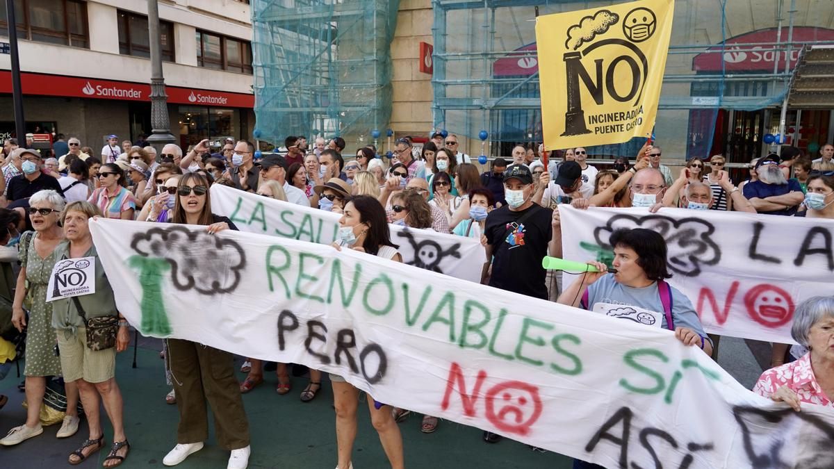 Amplia protesta ante el Ayuntamiento de León por el proyecto de combustión de la Red de Calor al sur de la capital.