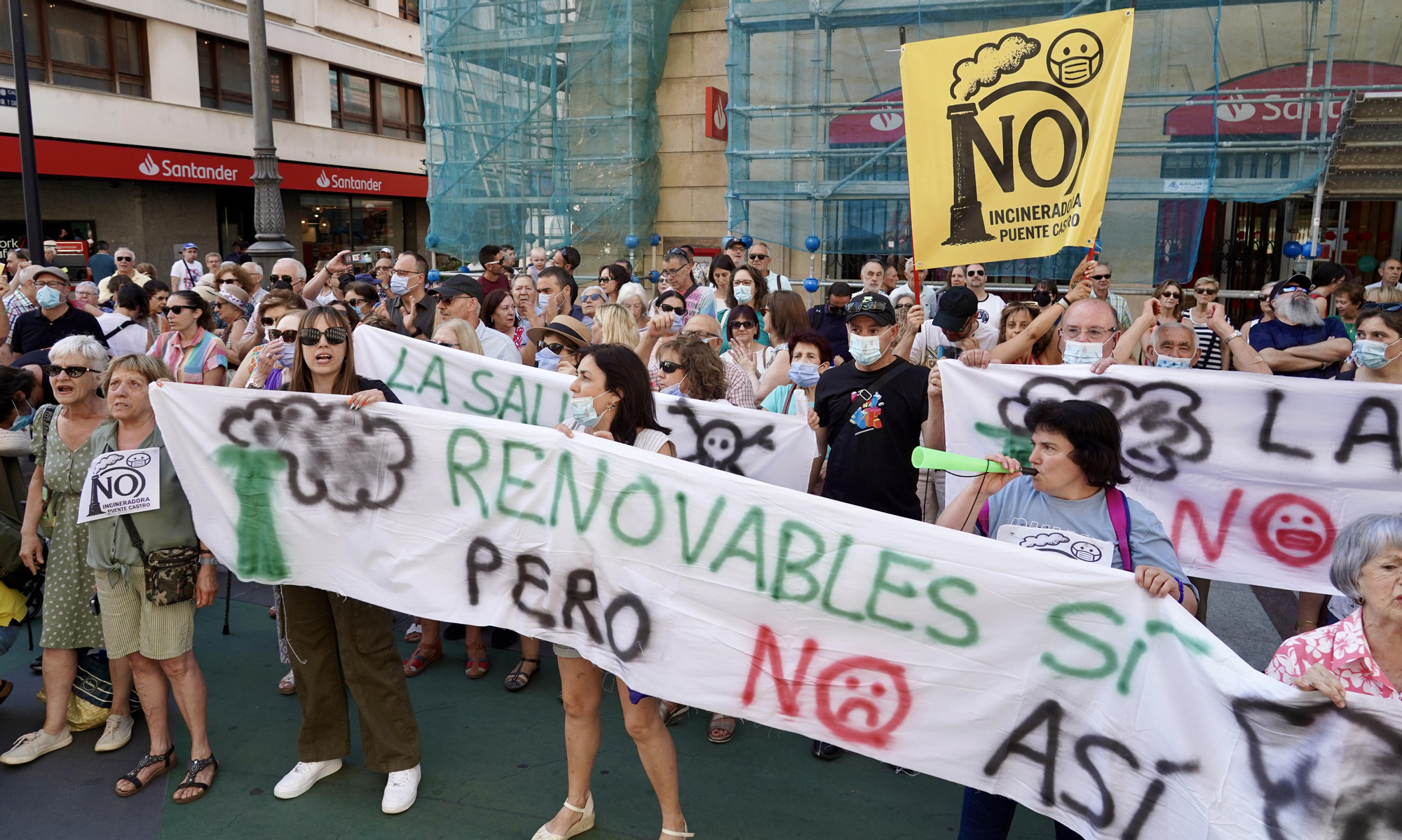 Amplia protesta ante el Ayuntamiento de León por el proyecto de combustión de la red de calor al sur de la capital.