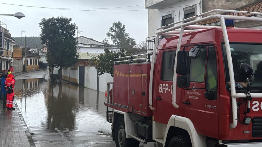 El Guadalquivir entra en calle La Barca de Alcolea.