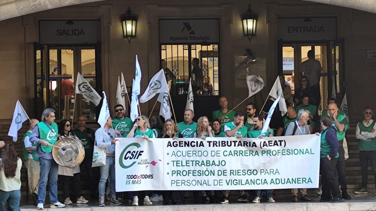 Una concentración ante una delegación de la Agencia Tributaria.