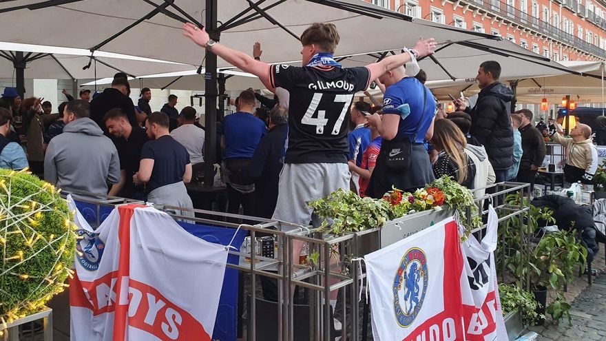 Control policial, menos botellón y mucho ruido en la Plaza Mayor de Madrid durante la avalancha hooligan