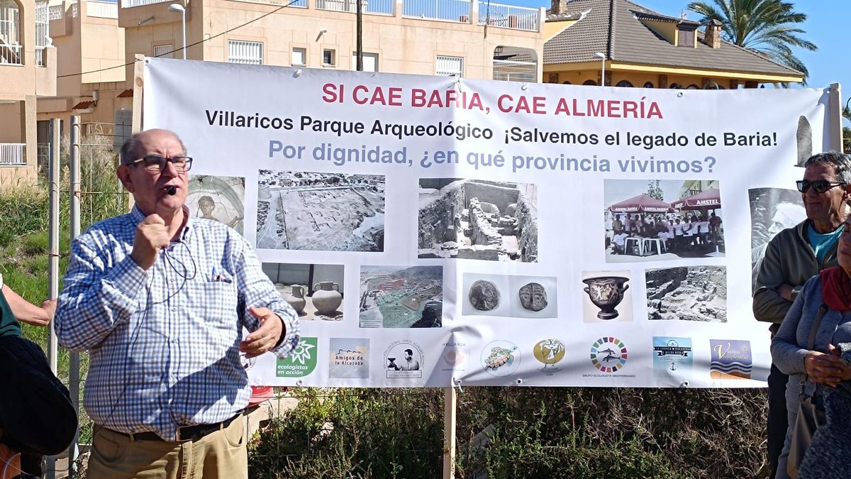 Juan Grima (en primer término) da lectura al manifiesto de protesta en la concentración del pasado mes de febreros en Villaricos (Cuevas del Almanzora, Almería)