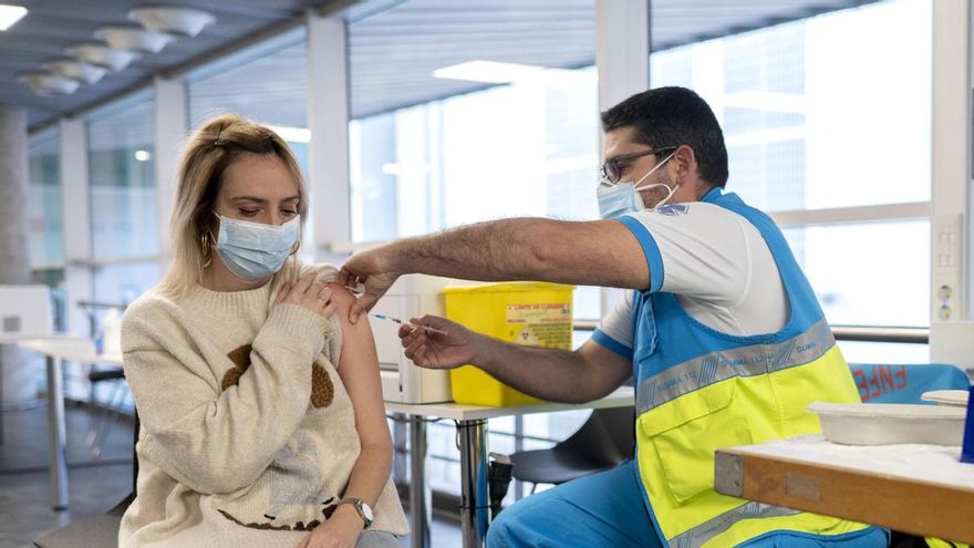 Por qué se han disparado los contagios de Covid: nuevas variantes y el final de la inmunidad colectiva