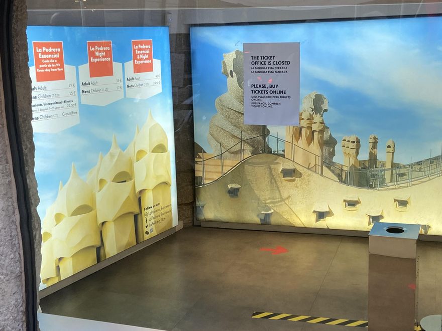 Cartel informativo en el que se indica que la taquilla de La Pedrera permanece cerrada