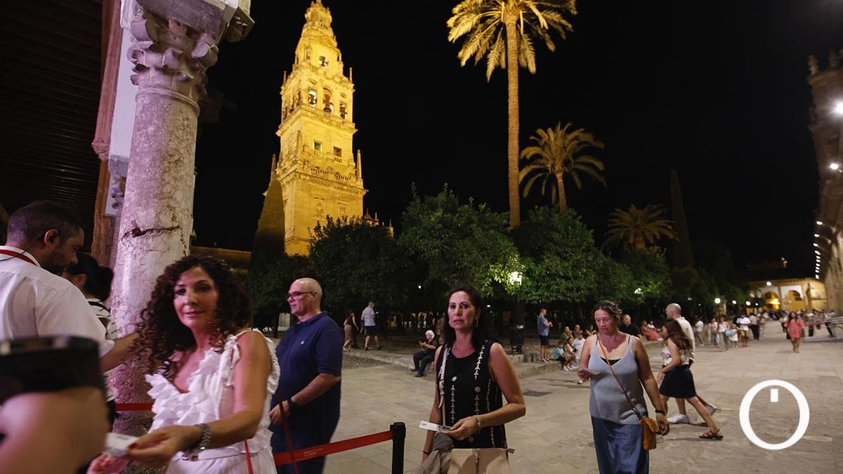 Turistas visitando de noche la Mezquita Catedral en el Día del Patrimonio
