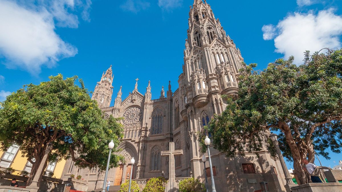 De estilo neogótico, este santuario con vidrieras trenzadas y un prestigioso reloj británico es una de las joyas de este pequeño pueblo canario