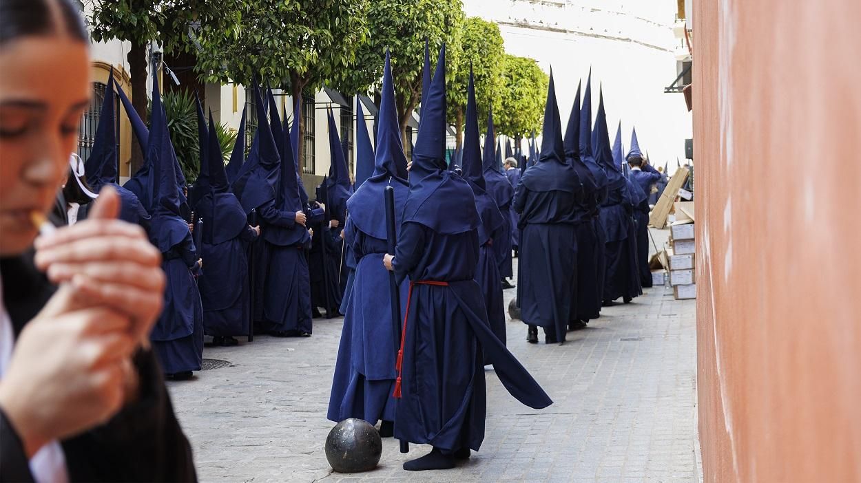 Nazarenos de la Herandad del Baratillo preparados para procesionar.