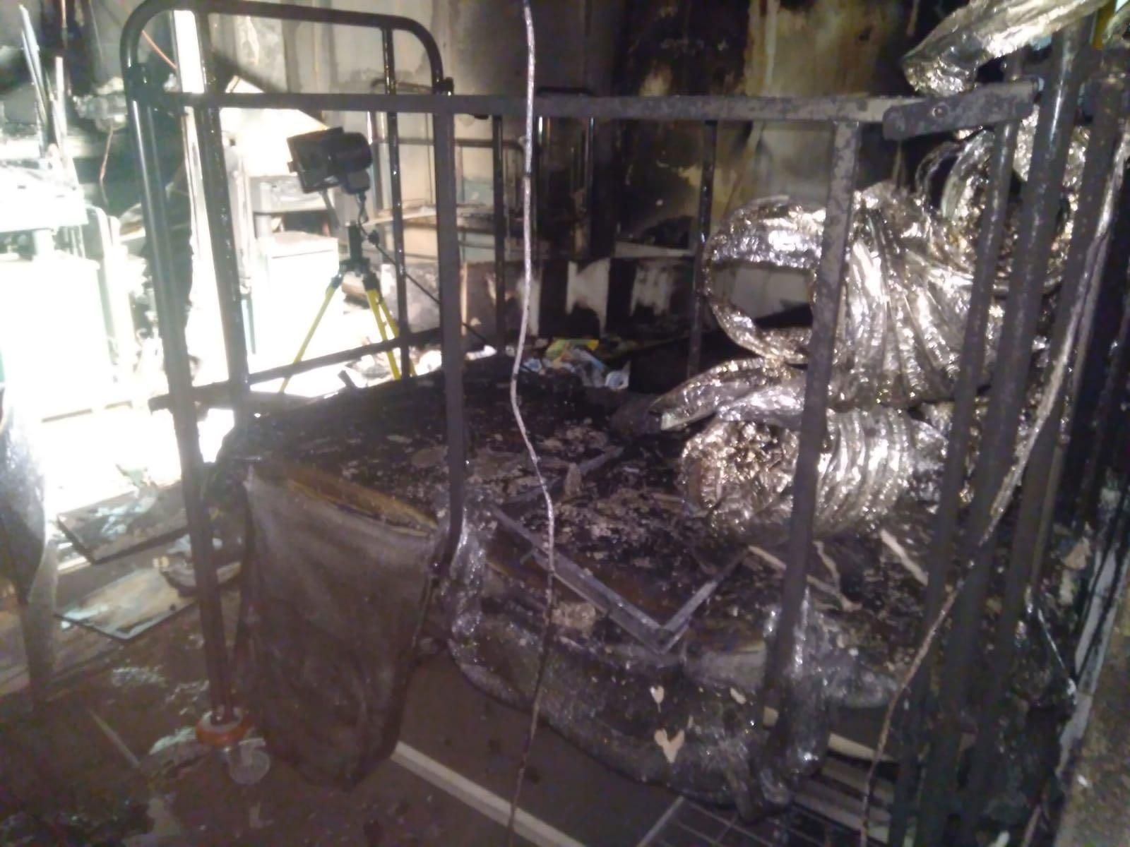 Mobiliario incendiado y otros destrozos ocasionados por el fuego en el interior del hospital chicharrero