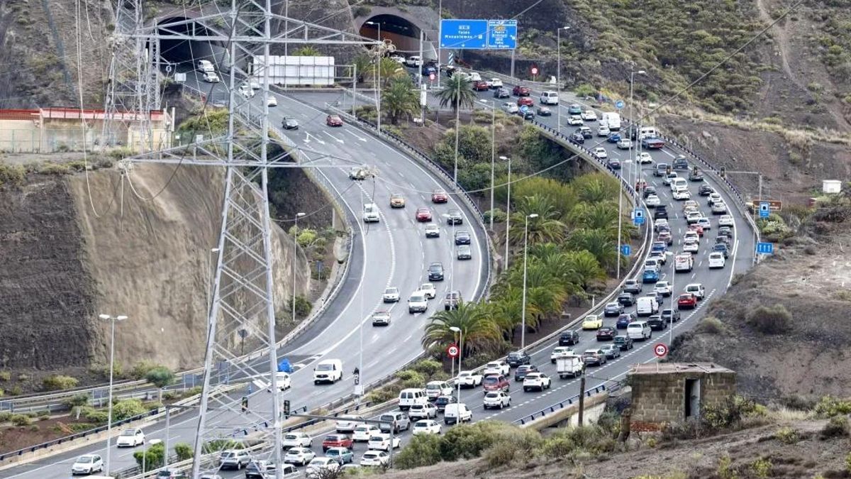 Casi tantos coches como habitantes: las claves que apuntan a que los planes de movilidad en Canarias no están funcionando como deberían