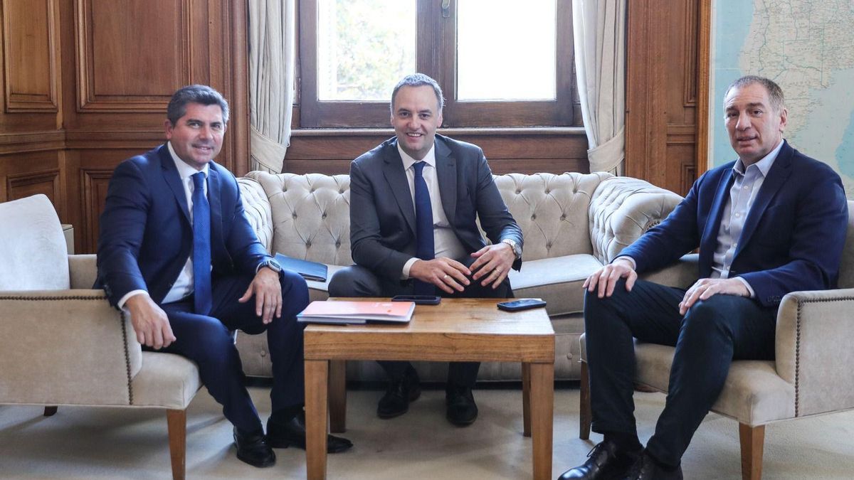 El gobernador de San Juan, Marcelo Orrego, junto a Diego Santilli y Manuel Adorni.