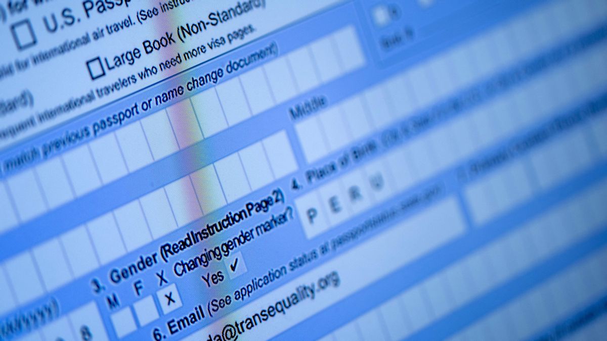 Una solicitud de pasaporte parcialmente completada, con un marcador de género «X», se ve en la pantalla de un ordenador en Alexandria, Virginia, el 11 de abril de 2022.