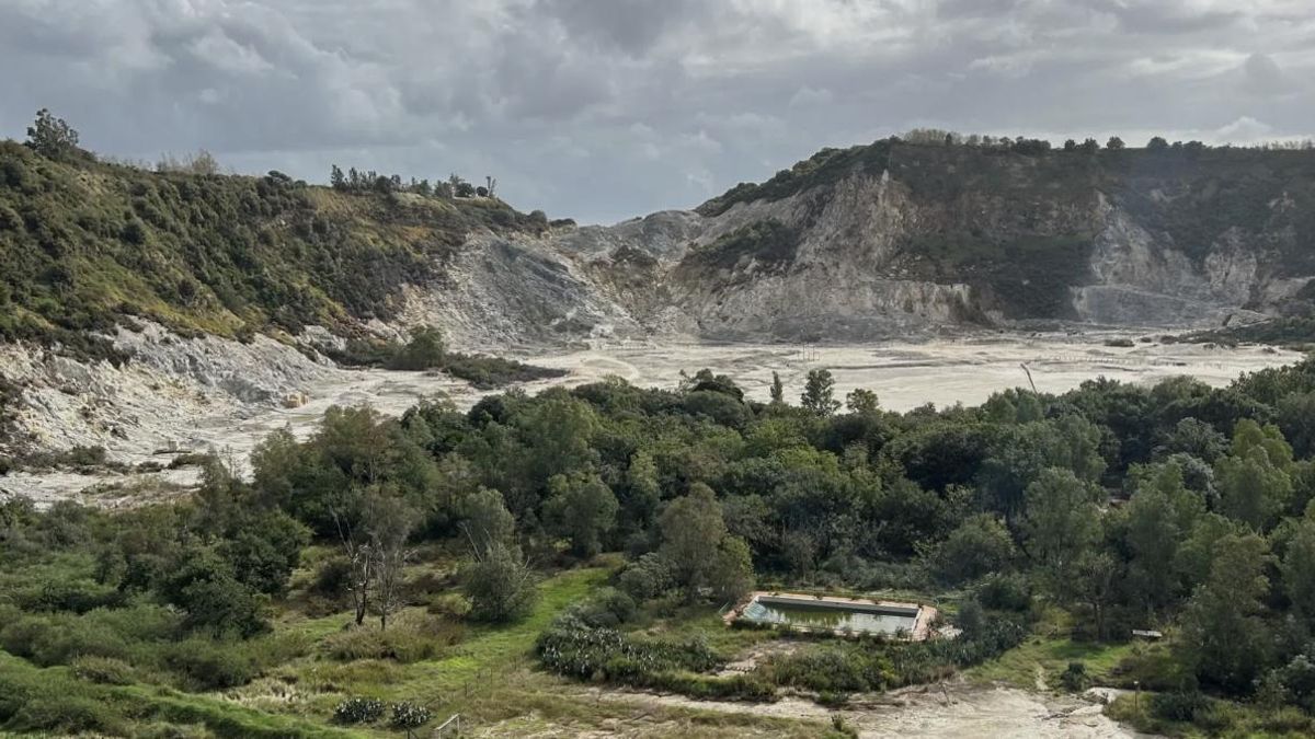 Menos conocida pero mayor que el Vesubio, gran parte de esta ladera volcánica se encuentra bajo el agua y su última erupción fue en 1538