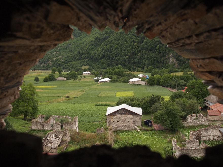 Piedra y verde. Los viejos pueblos de Svaneti son una lección magistral de vieja arquitectura medieval.