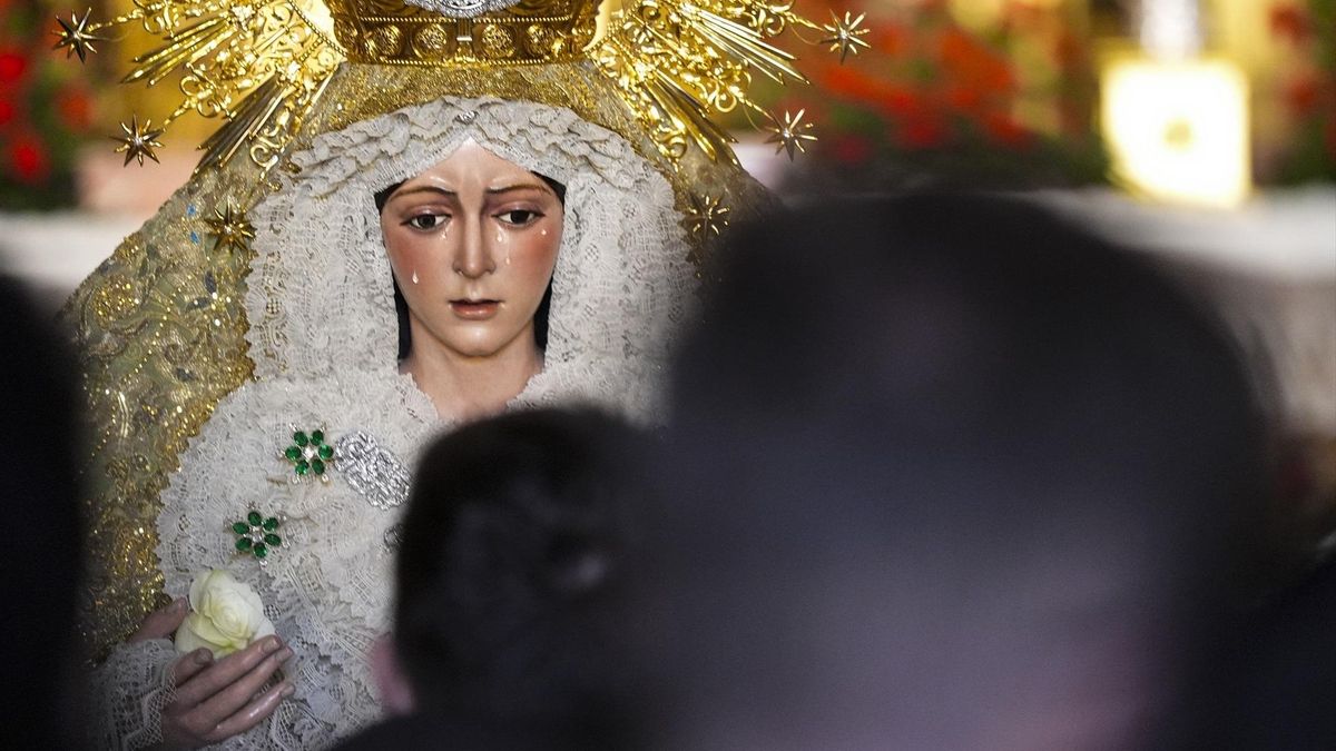 La imagen de la Esperanza Macarena reaparece en Sevilla rodeada de cientos de fieles tras su polémica restauración