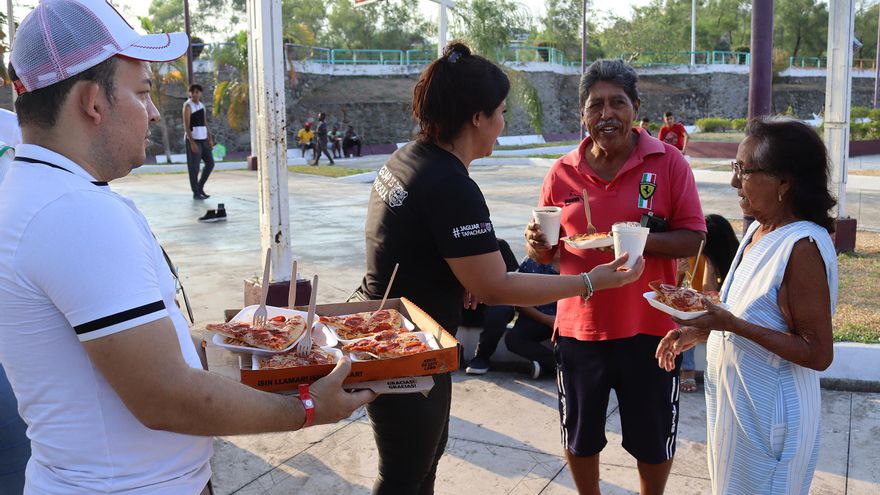 Migrantes residentes en Tapachula comparten alimentos y brigada médica