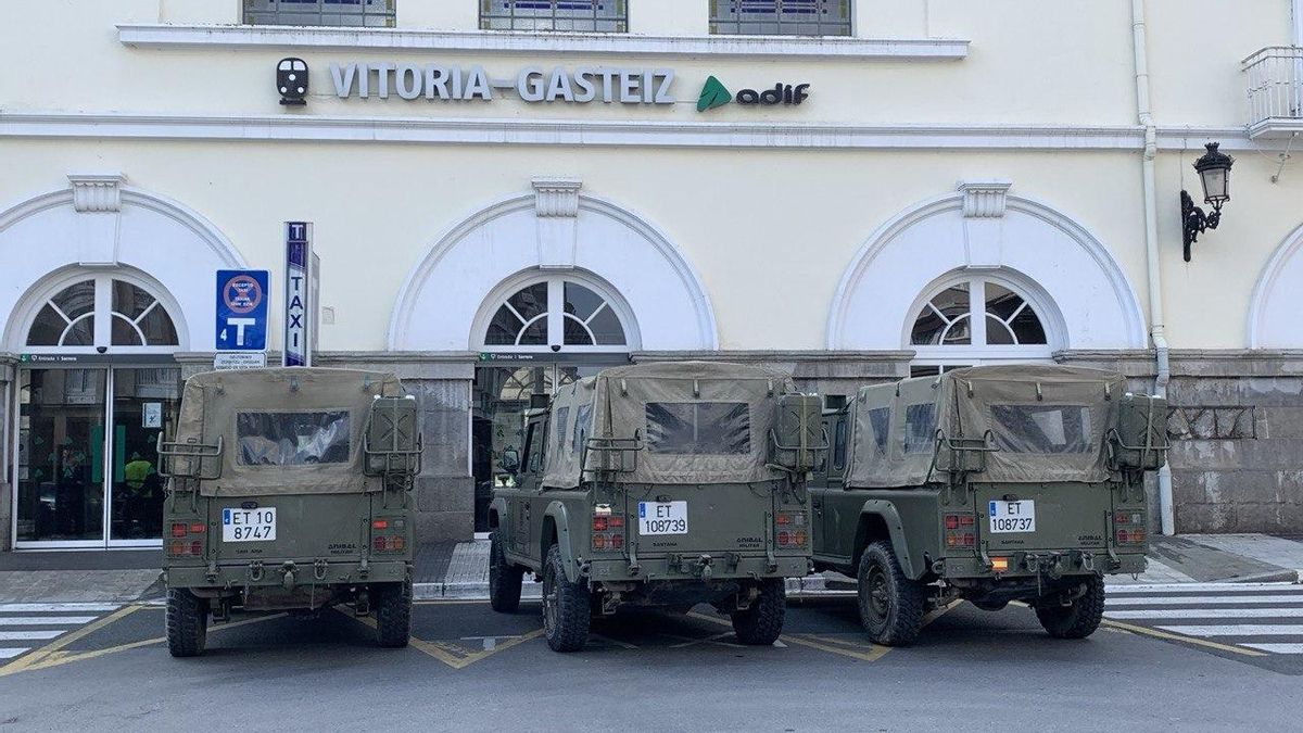 Unidades del Ejército de Tierra, en el centro de Vitoria durante el confinamiento de 2020