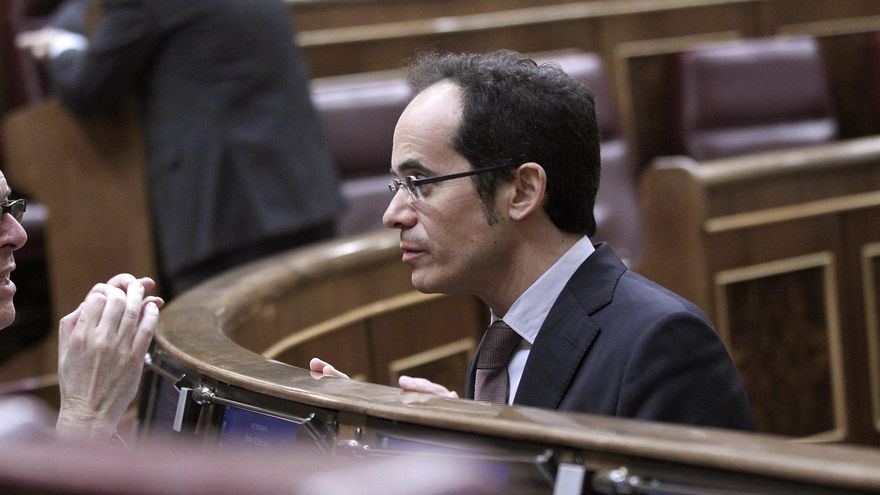 Francesc Vallés conversa con un compañero de bancada en el Congreso en 2013