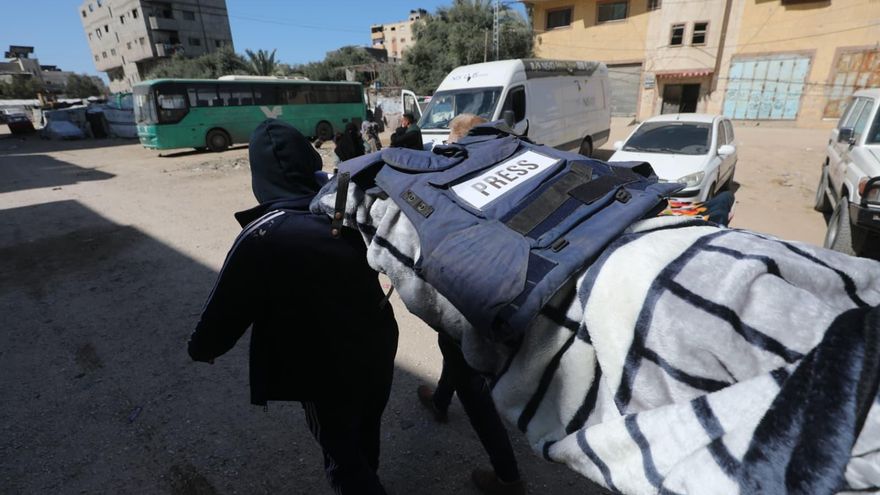 Los palestinos se despiden de los cuerpos de tres mujeres —una periodista, una niña y una mujer— en el Hospital Al-Awda. Fueron asesinadas en un ataque aéreo israelí anoche que tuvo como objetivo tiendas de campaña de personas desplazadas en el campamento de refugiados de Nuseirat, en la zona central de la Franja de Gaza. Europa Press / Contacto / Stringer