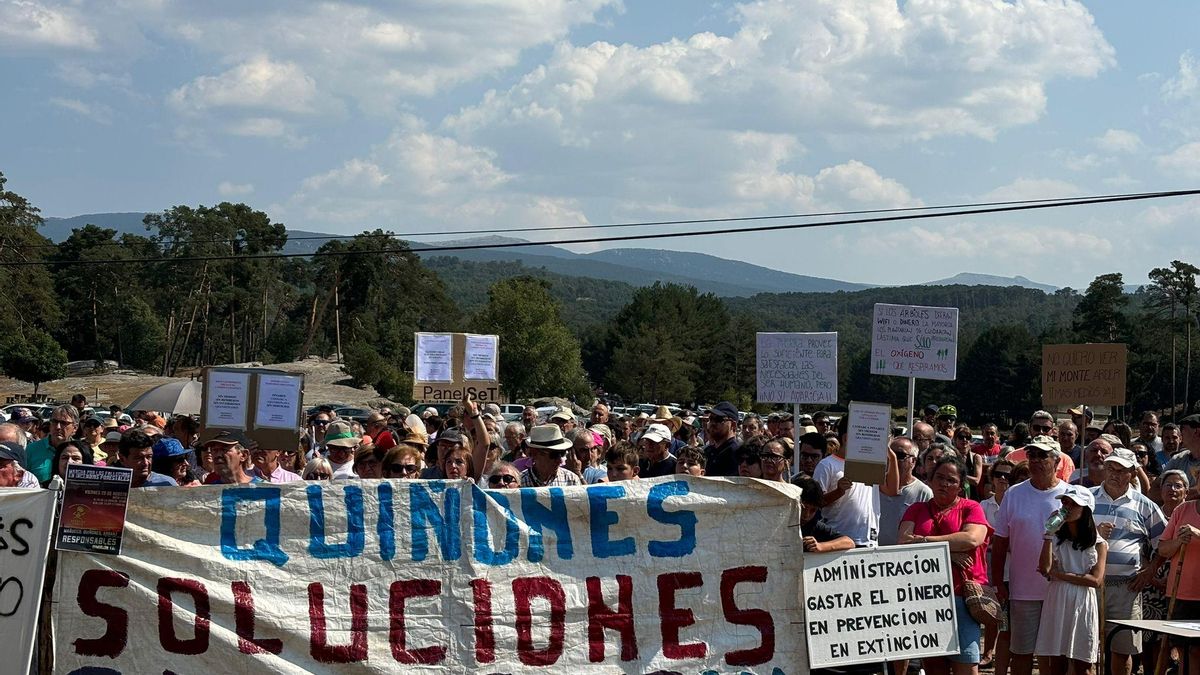 Concentración organizada en agosto para denunciar la falta de prevención en incendios forestales y de medios materiales y humanos en la comarca de Pinares.