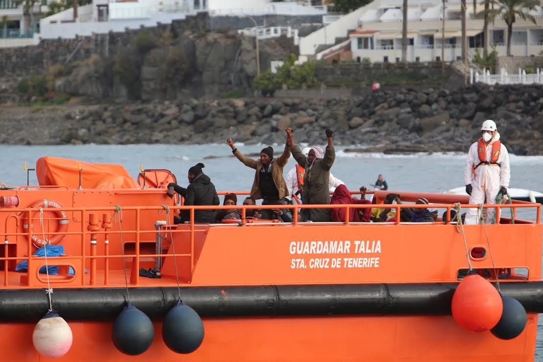Llegada de una patera al Muelle de Arguineguín. (ALEJANDRO RAMOS)