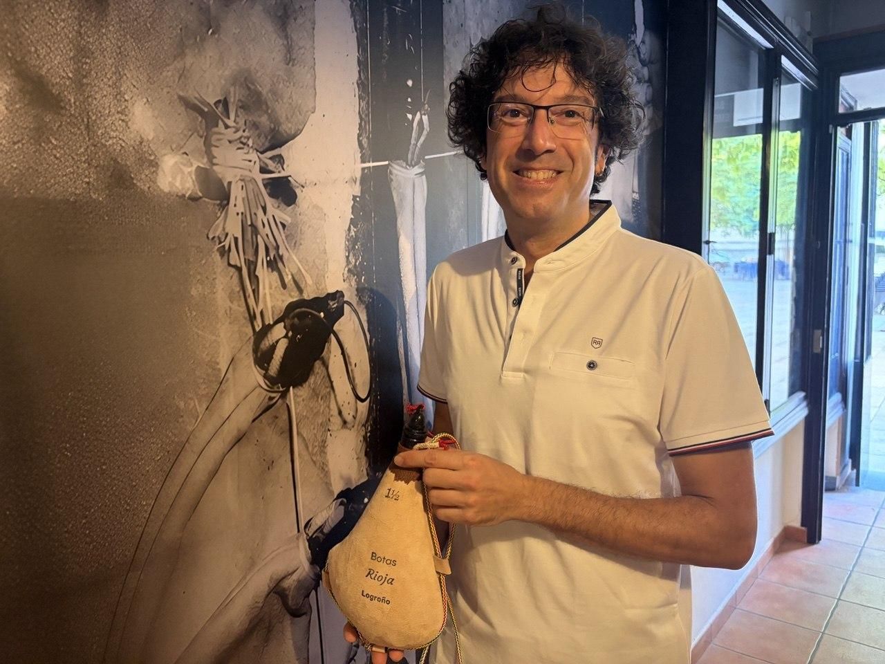 Iván Barbero, sexta generación de boteros en La Rioja.
