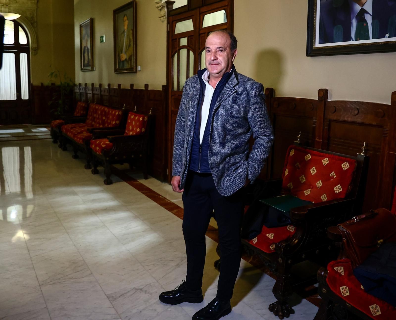 El empresario Jesús Rodríguez, conocido como 'Chus Mirantes', momentos antes de comparecer ante la comisión parlamentaria, en la Junta General del Principado de Asturias, el pasado mes de enero.